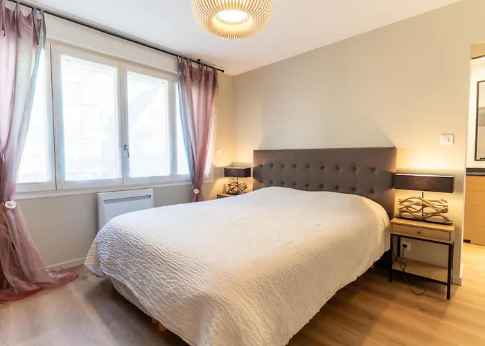 Superb Fully Renovated Semi-Detached House For 6 People