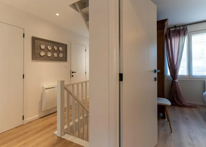 Superb Fully Renovated Semi-Detached House For 6 People