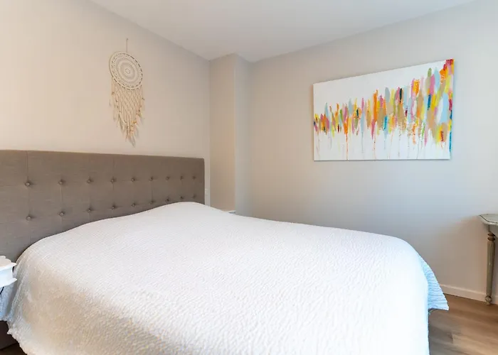 Superb Fully Renovated Semi-Detached House For 6 People