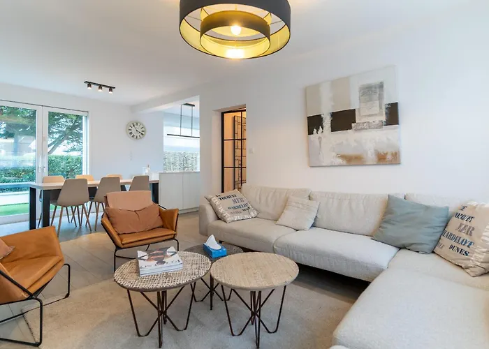 Superb Fully Renovated Semi-Detached House For 6 People