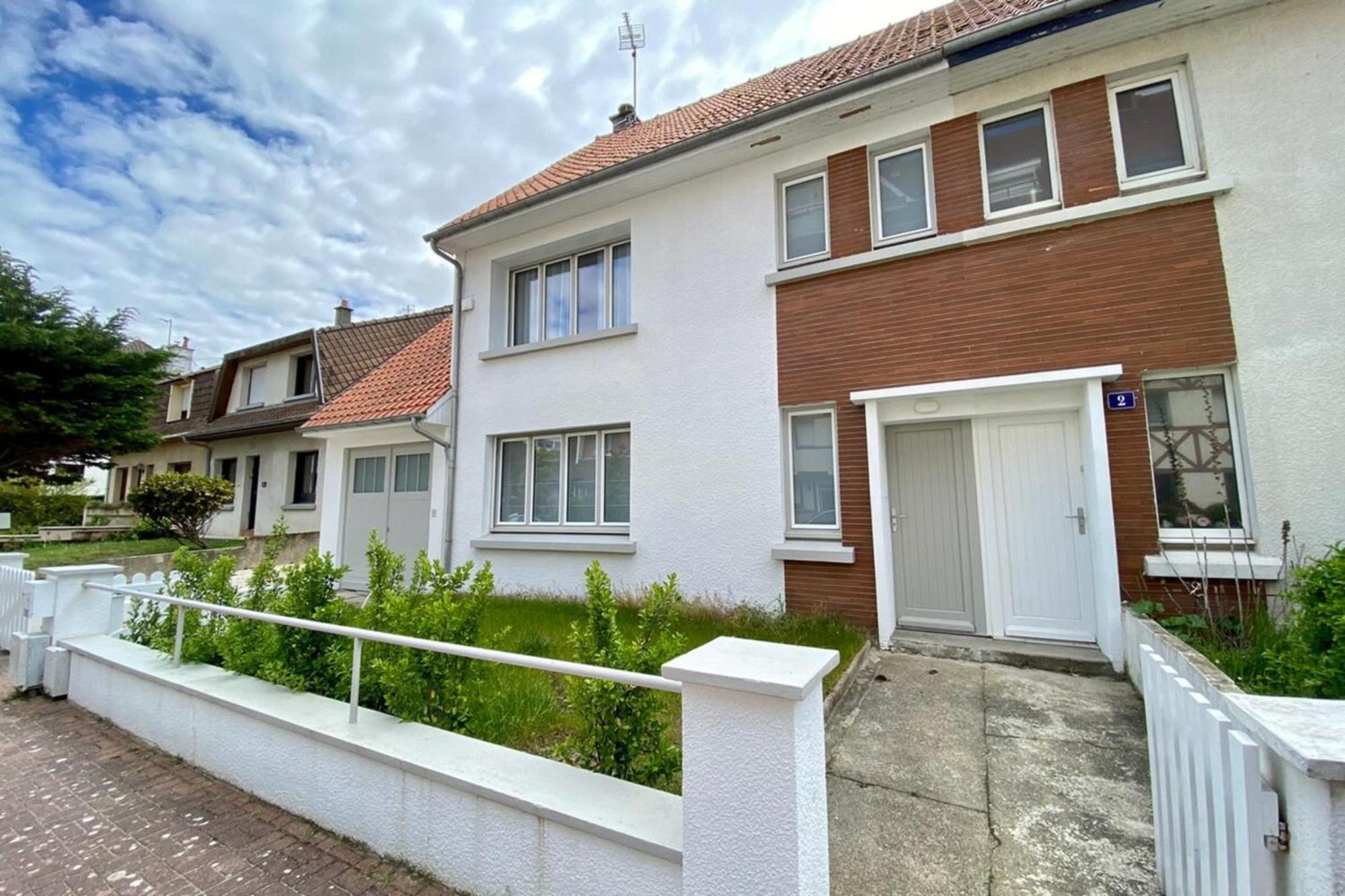 Holiday home Superb Fully Renovated Semi-detached House For 6 People