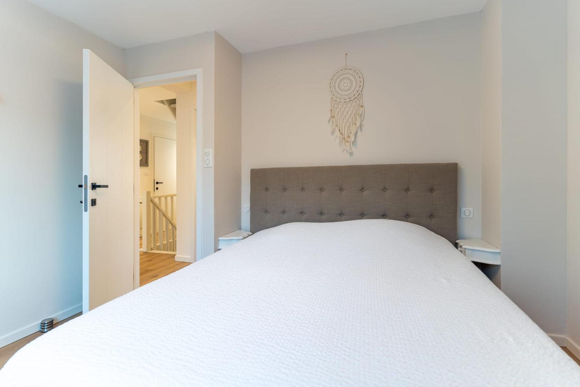 Superb Fully Renovated Semi-detached House For 6 People