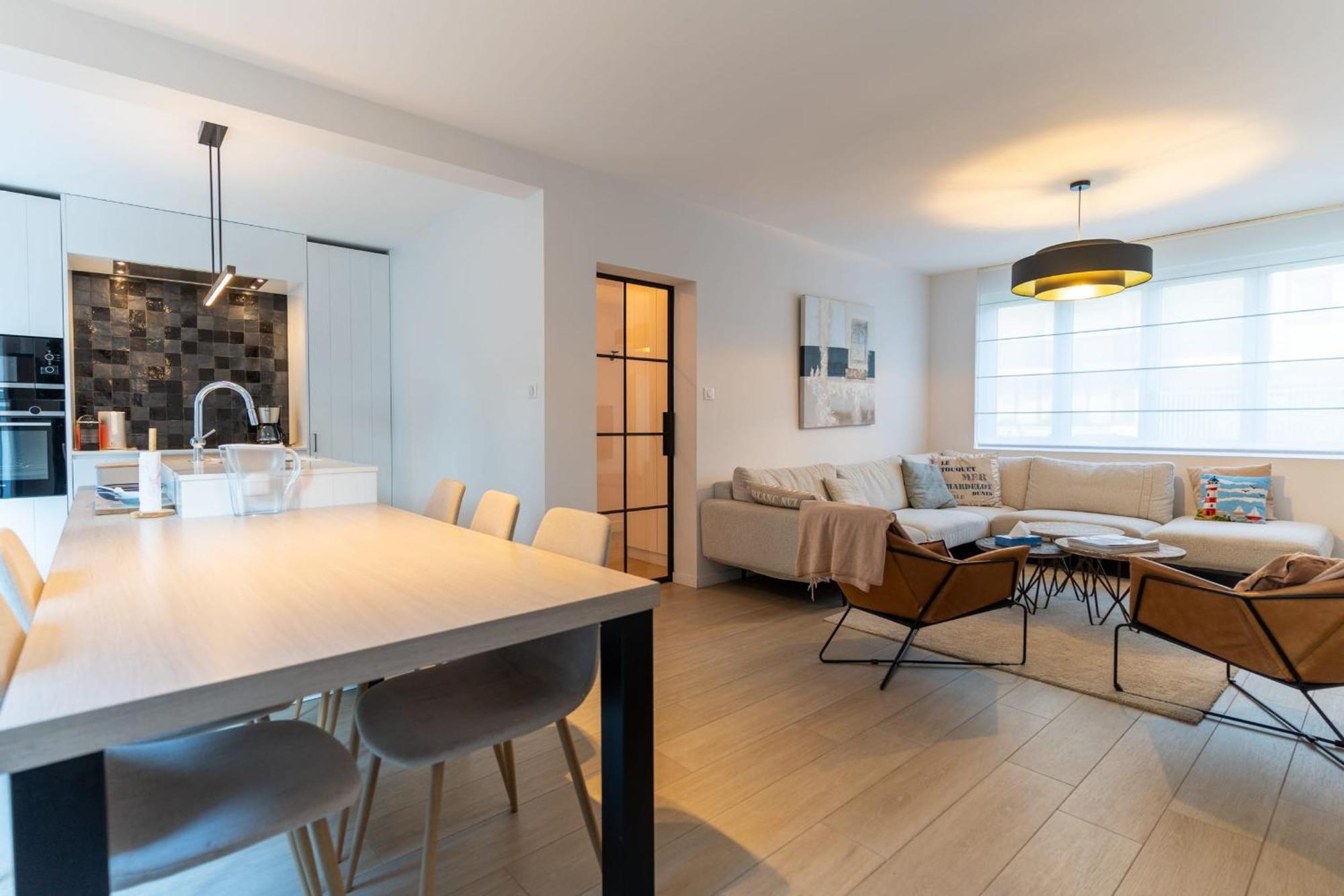 Superb Fully Renovated Semi-detached House For 6 People